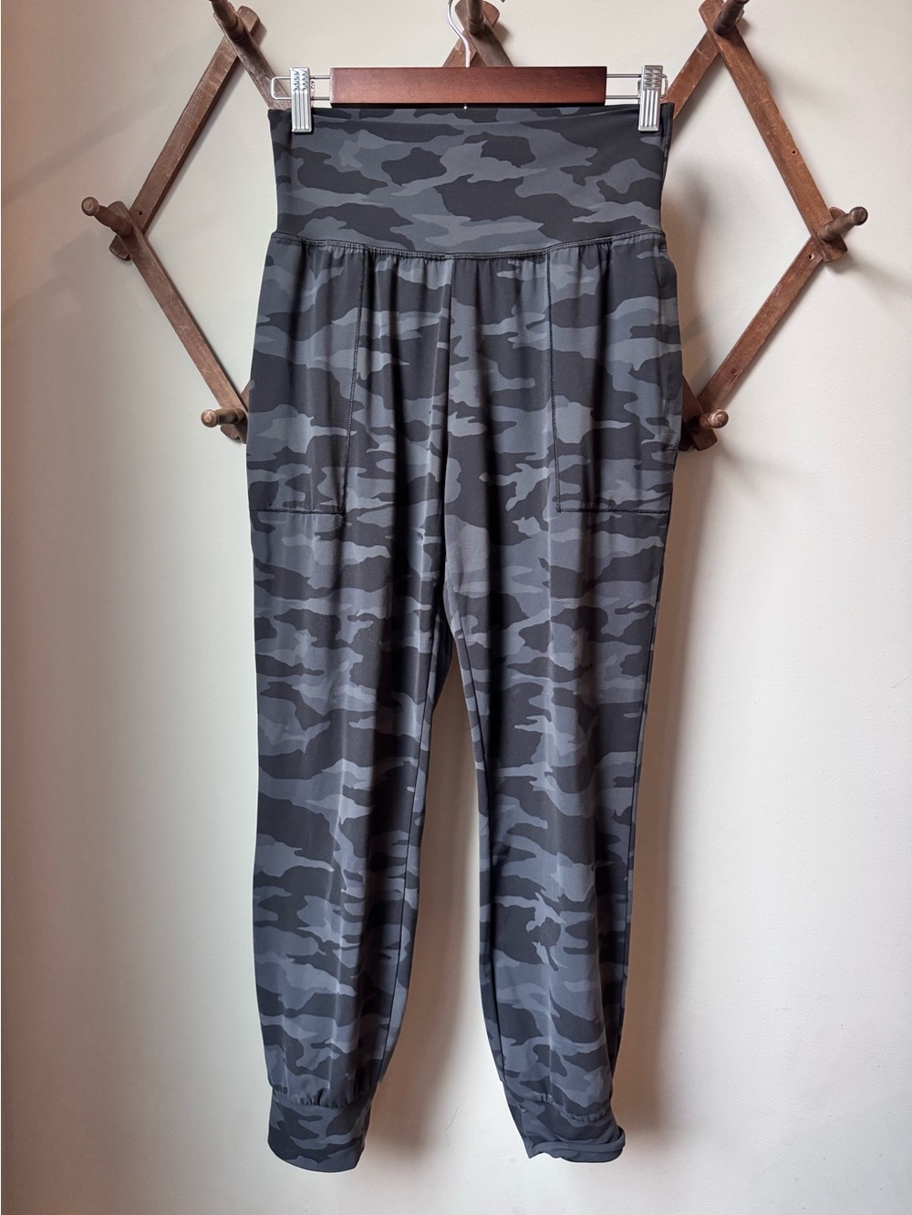 Athleta Salutation Black & Gray Camo Jogger Size Small High Rise Buttery Soft EU